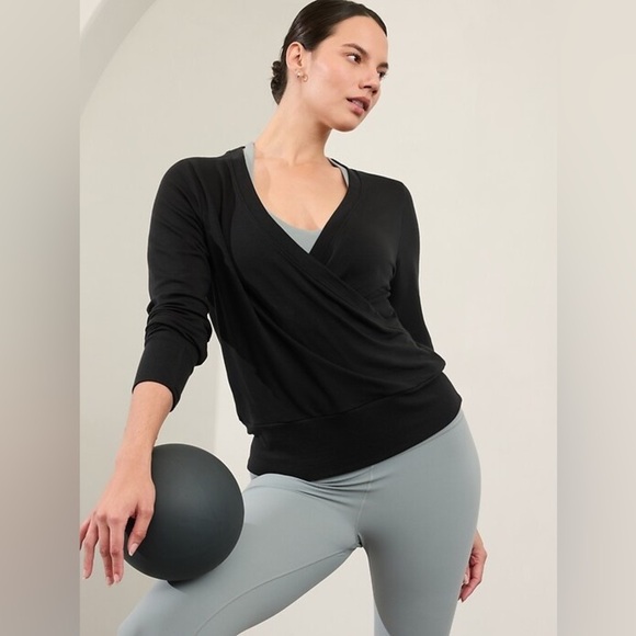 Athleta Tops - Athleta Black Recharge Sweatshirt, Size XS